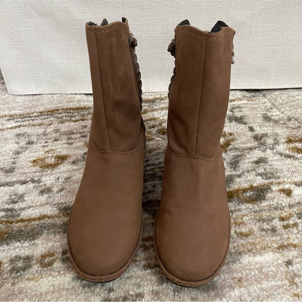 OluKai soft leather pull on boot